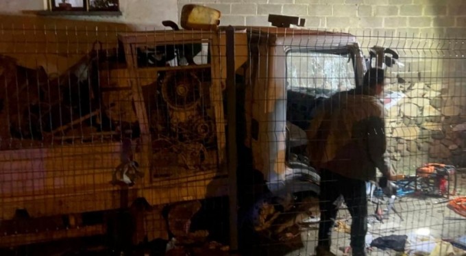 Freni boşalan kamyonet çocuk parkına daldı: 2 yaralı