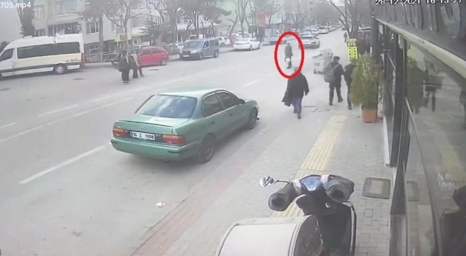 Bursa'da dehşet anları kamerada...Otomobilin çarptığı çift yaralandı