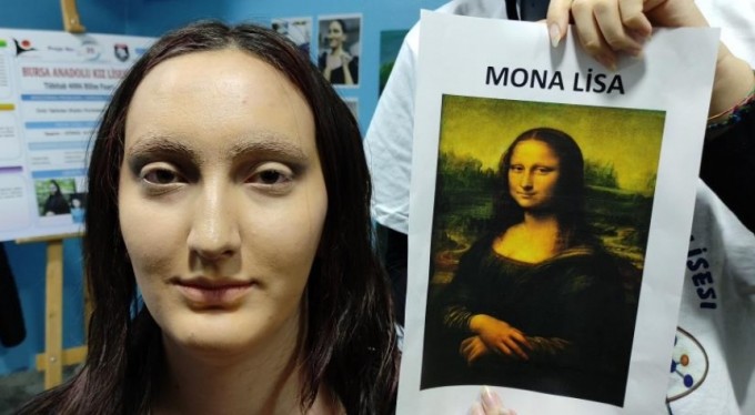 Öğrenciler arkadaşlarına makyaj yaptı, gören gözlerine inanamadı