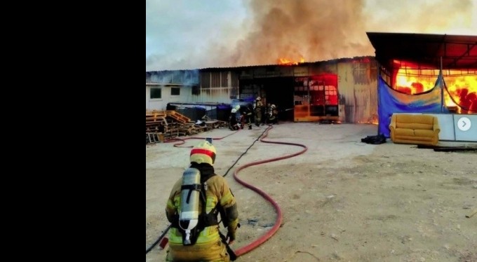 Tonlarca malzeme olan depo alevlere teslim oldu