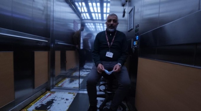 16 yıldır hayatı bu asansörde yaşıyor