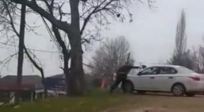 Kürekle araçlara saldırdı