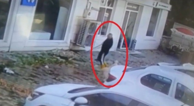 Bursa'da kaldırımı temizlerken köpeğin saldırısına uğradı