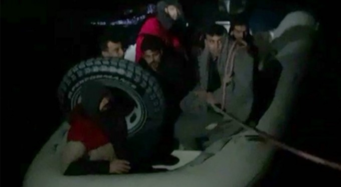 8 göçmen lastik botla denizin ortasından kurtarıldı
