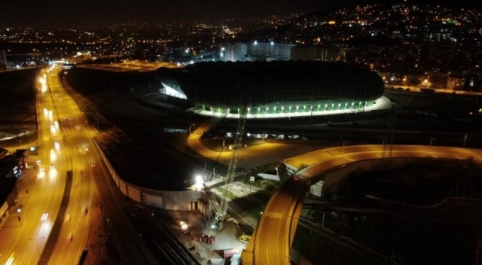 Acemler'de gece gündüz mesai! 130 tonluk dev kirişler böyle monte edildi
