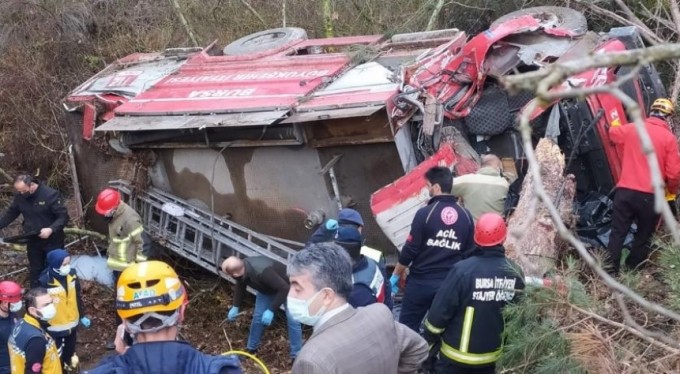 Kazaya giden itfaiye ekibi kaza yaptı: Ölü ve yaralılar var!