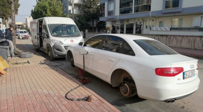 Sevgilisine kızdı sinirini araçlardan aldı