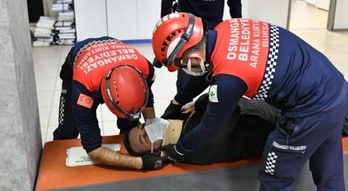 Nefes kesen deprem ve yangın tatbikatı