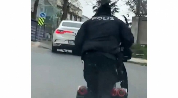 Engelli vatandaşa polisten yardım eli