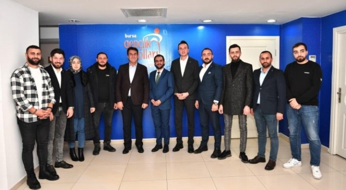 Başkan Dündar, tecrübelerini gençlerle paylaştı