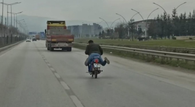 Motosikletle tehlikeli yolculuk kamerada