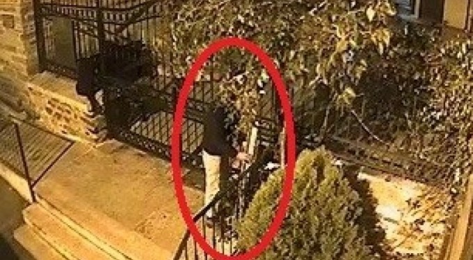 Bursa'da camideki hırsızlık güvenlik kameralarına yansıdı