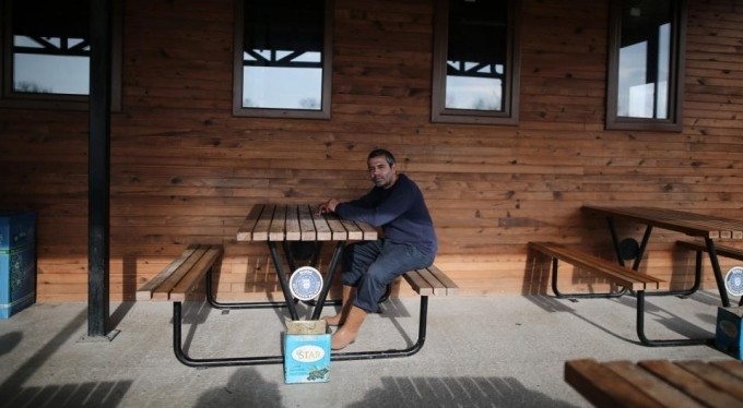 Sokaklardan kurtuldu, aile sevgisini barınma evindeki hayvanlarda buldu