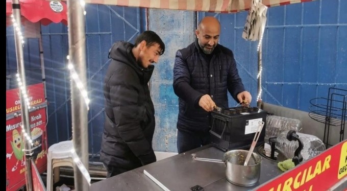 Mısır tezgahından malzeme çalınan engelli gence destek yağdı