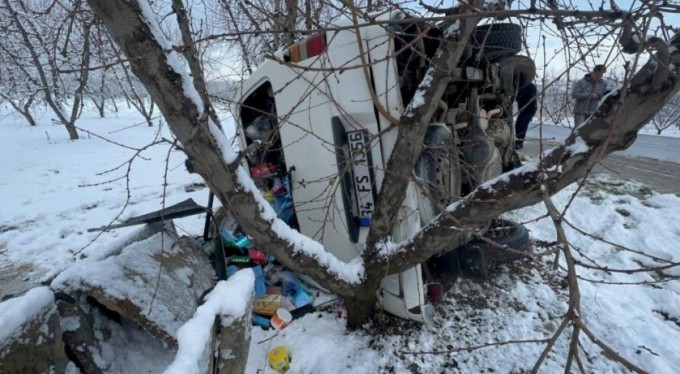 Karda kayan araç şarampole yuvarlandı