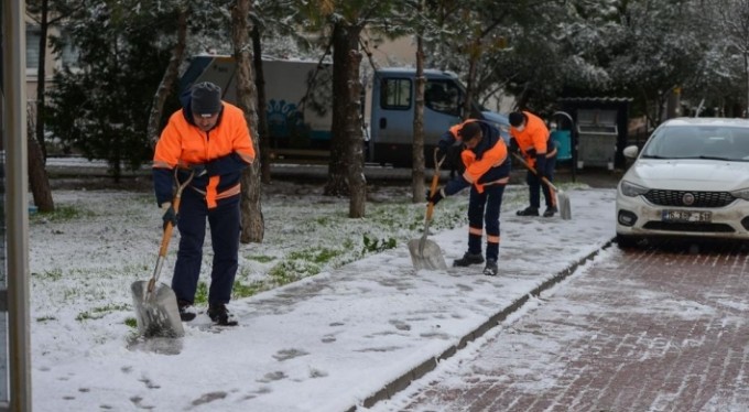 Nilüfer'de karla mücadele aralıksız sürüyor