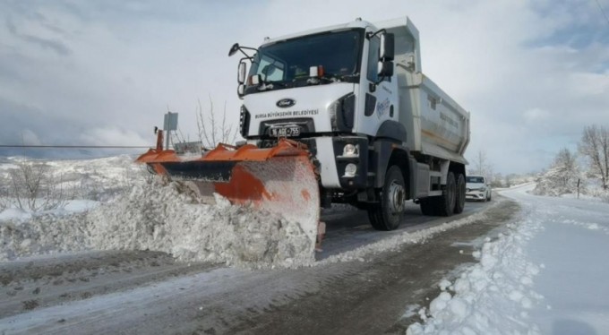 Bir metreyi bulan karlı yolları aşıp şifa dağıttılar