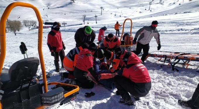 Uludağ'da ayağını kıran kayakçının imdadına JAK yetişti