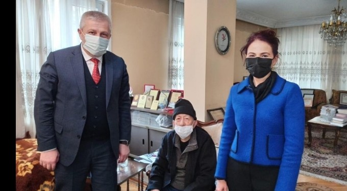 101 yaşındaki doktor 4'üncü doz aşısını yaptırdı