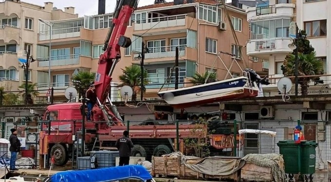 Mudanya'da limandaki tekneler battı