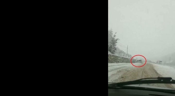 Bursa'da yollar buz pistine döndü, tedbirsiz sürücüler böyle kaza yaptı