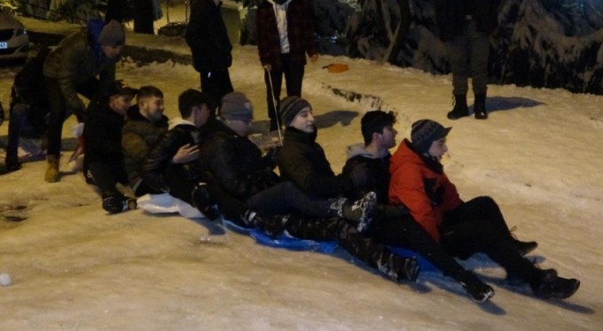 Bursa'da sokaklar kayak pistine döndü...Poşet ve tepsilerle kaydılar