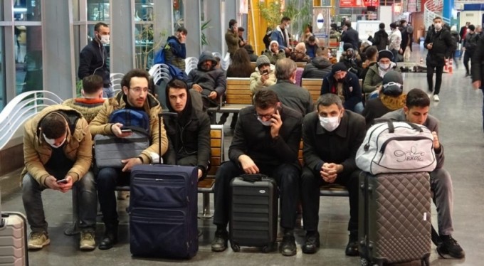 Yüzlerce vatandaş terminalde kaldı