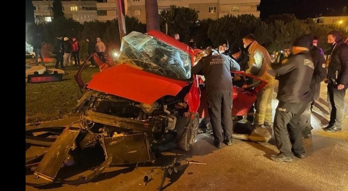 Bursa'da kırmızı ışık faciası: 3 ölü... Kaza anı kamerada