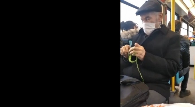 Belediye otobüsünde örgü ören yaşlı amcayı görenler gözlerine inanamadı