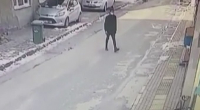 Elini kolunu sallaya sallaya hırsızlık yaptı. O anlar kamerada...