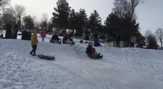 Tahta kızak ve naylonlarla kar keyfi