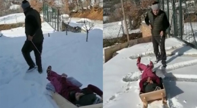 Engelli kız muhtarın yaptığı kızakla hayatında ilk defa kaydı