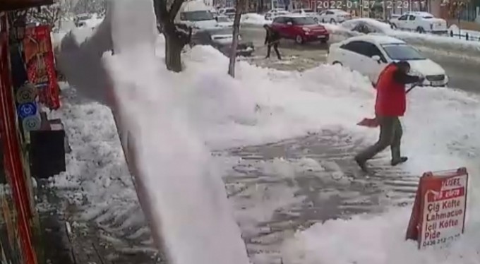 Çatıdan düşen buz kütlesinden son anda kurtuldu