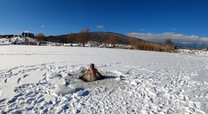Uludağ'ın buz tutan göllerini testere ile kesti...Üzerinde yürüyüp altında yüzüyor