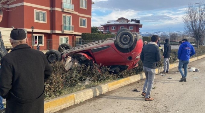 Bursa'da otomobil aydınlatma direğine çarpıp takla attı: 2 yaralı