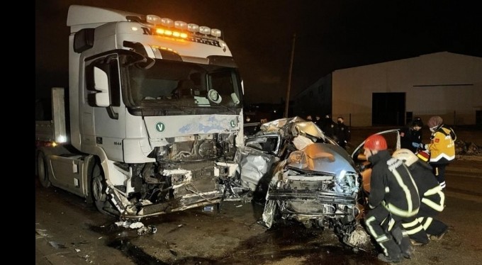 Bursa'da tırla otomobil kafa kafaya çarpıştı: 1 ölü