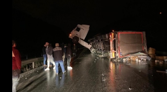 Bursa'da tır kazası nedeniyle Yalova-Bursa yolu ulaşıma kapandı