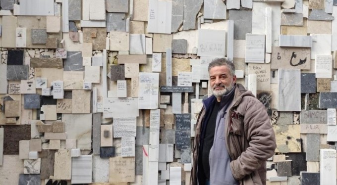 Aşıklar evin duvarlarını şiir kitabına çevirdi