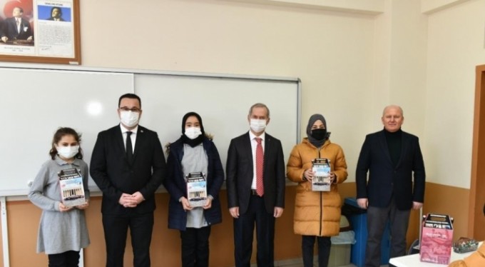 Başkan Kanar'dan ders başı yapan öğrencilere sürpriz