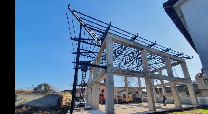 Çukurca İzvat Camii'nin çatı montajı başladı