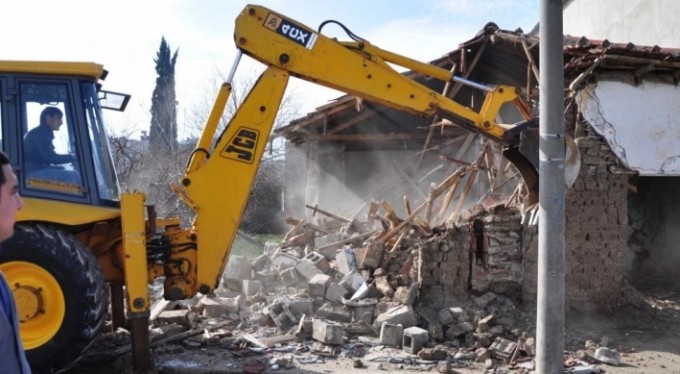 Karacabey'de metruk binalar bir bir yıkılıyor