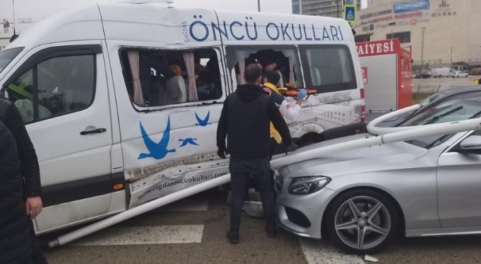 Bursa'da öğrenci servisi ile otobüs çarpıştı: 7 yaralı