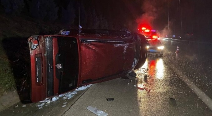 Bursa'da takla atan araçtan fırlayan 4 kişi yaralandı