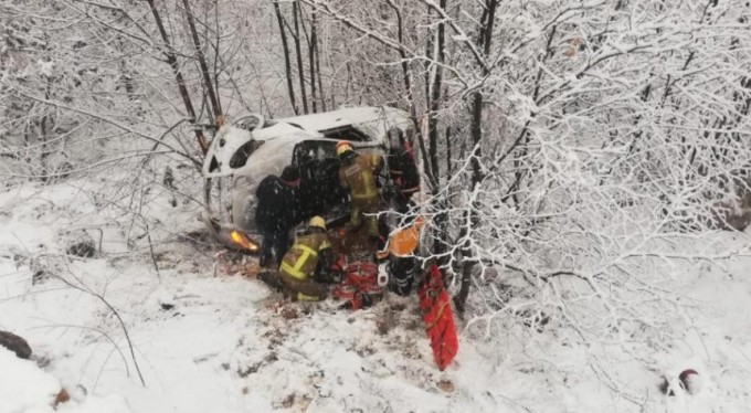 Otomobil takla atıp şarampole yuvarlandı: 3 yaralı