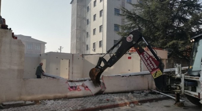 Yıkım çalışmaları sürüyor