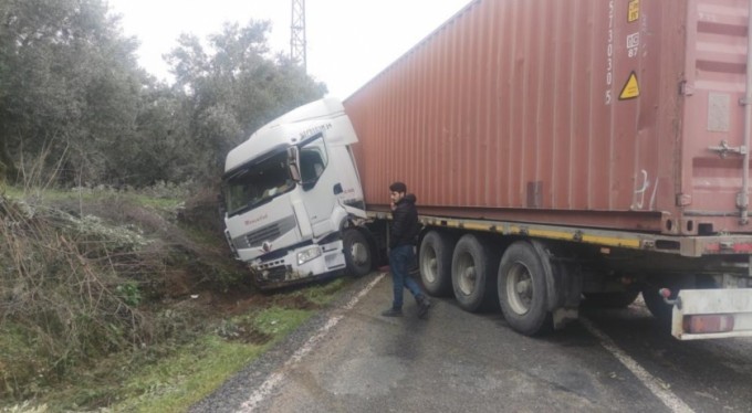 Yoldan çıkan tır trafiği kapattı