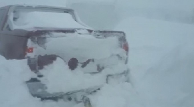 Uludağ'da karların altında kalan araçlar iş makinesiyle kurtarıldı