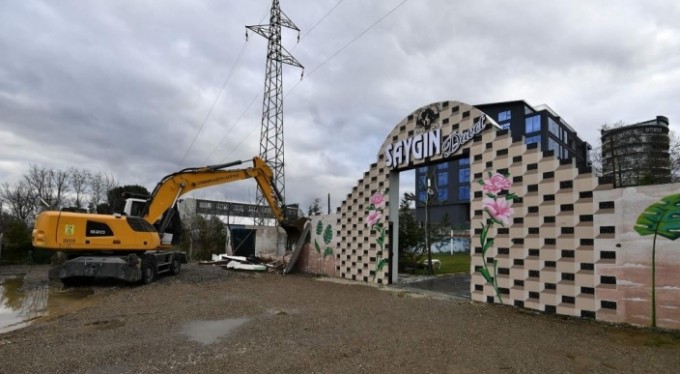 Bursa'da ruhsatsız düğün salonu yıkıldı