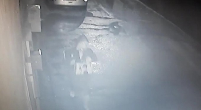 Bursa'da laptop ve plak çalan hırsızın rahat tavırları kamerada