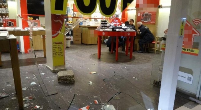 Taşla camı kırıp, 14 saniyede 100 bin TL değerinde 7 cep telefonu çaldı